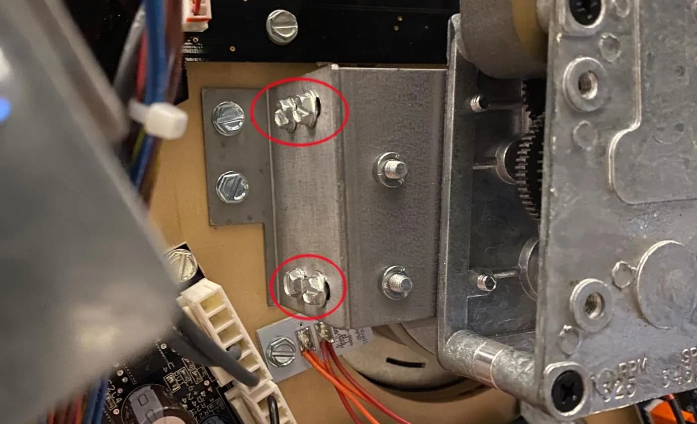 Drehteller-Mechanik mit markierter Einstellschraube