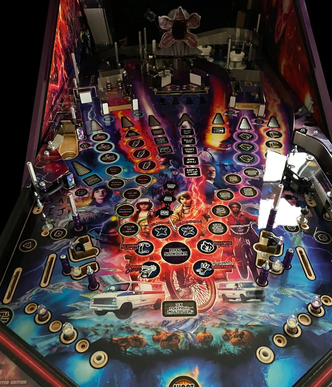 Stranger Things Spielfeld mit demontierten Flipperfingern, Rampen und Plastiks