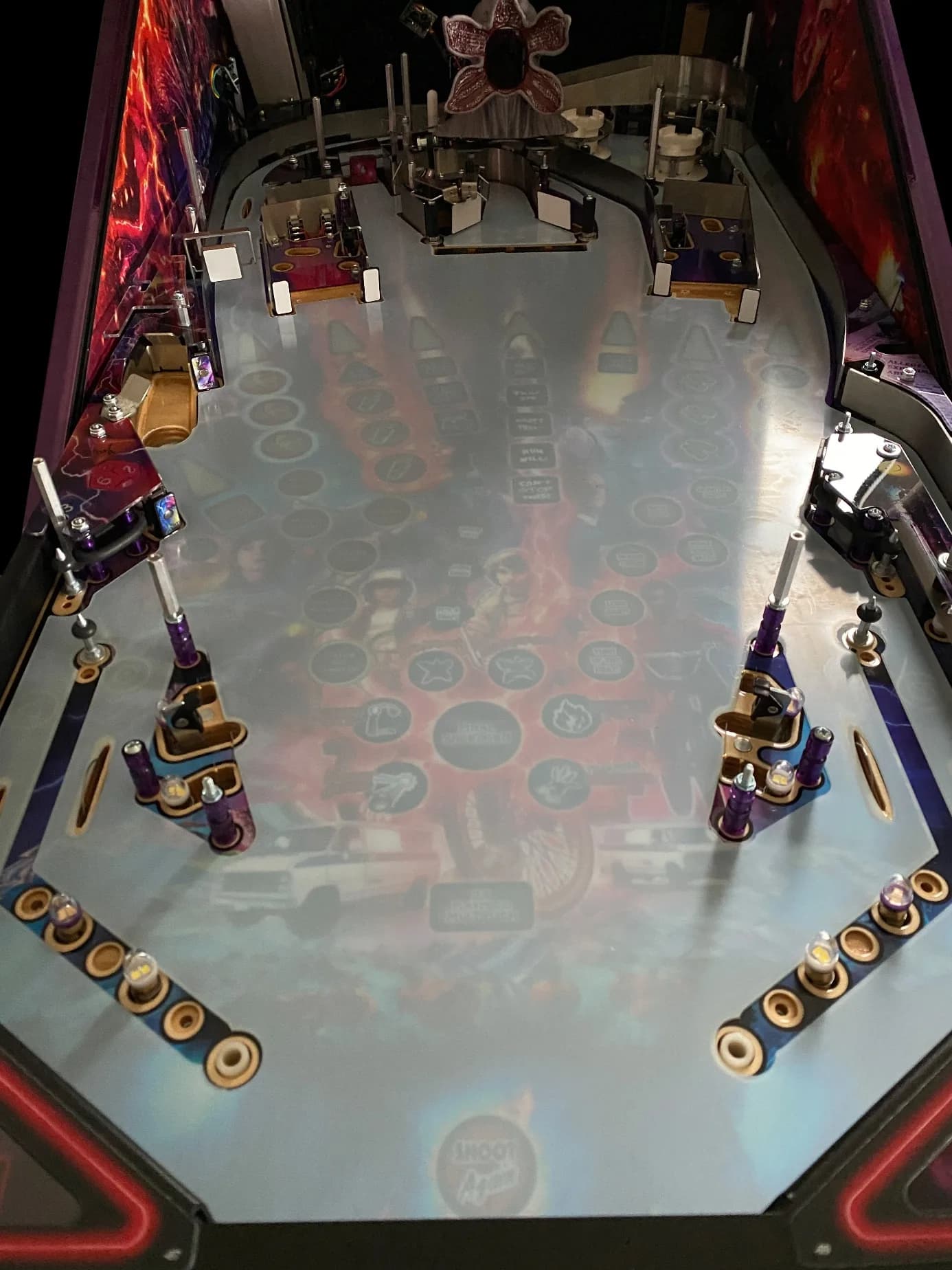 Playfield Protector liegt auf dem Stranger-Things-Spielfeld, vor dem Wiedereinbau